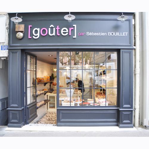 Devanture de magasin en bois avec moulures