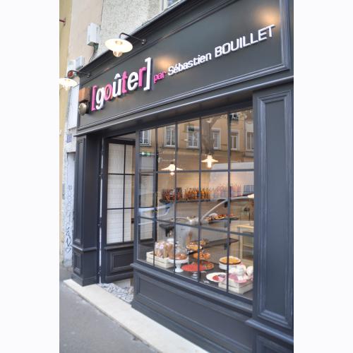 Façade de magasin en bois avec moulures