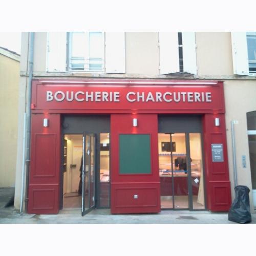 Façade de magasin en bois avec moulures