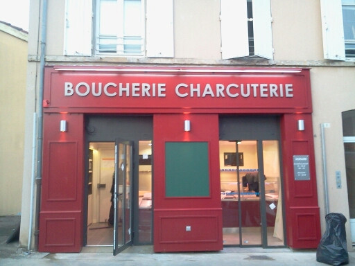 Façade de magasin en bois avec moulures