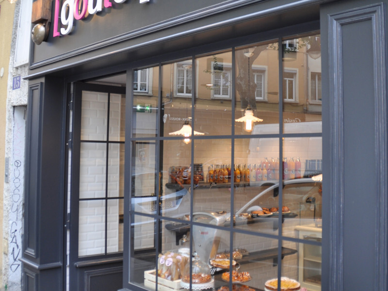 Façade de magasin en bois avec moulures